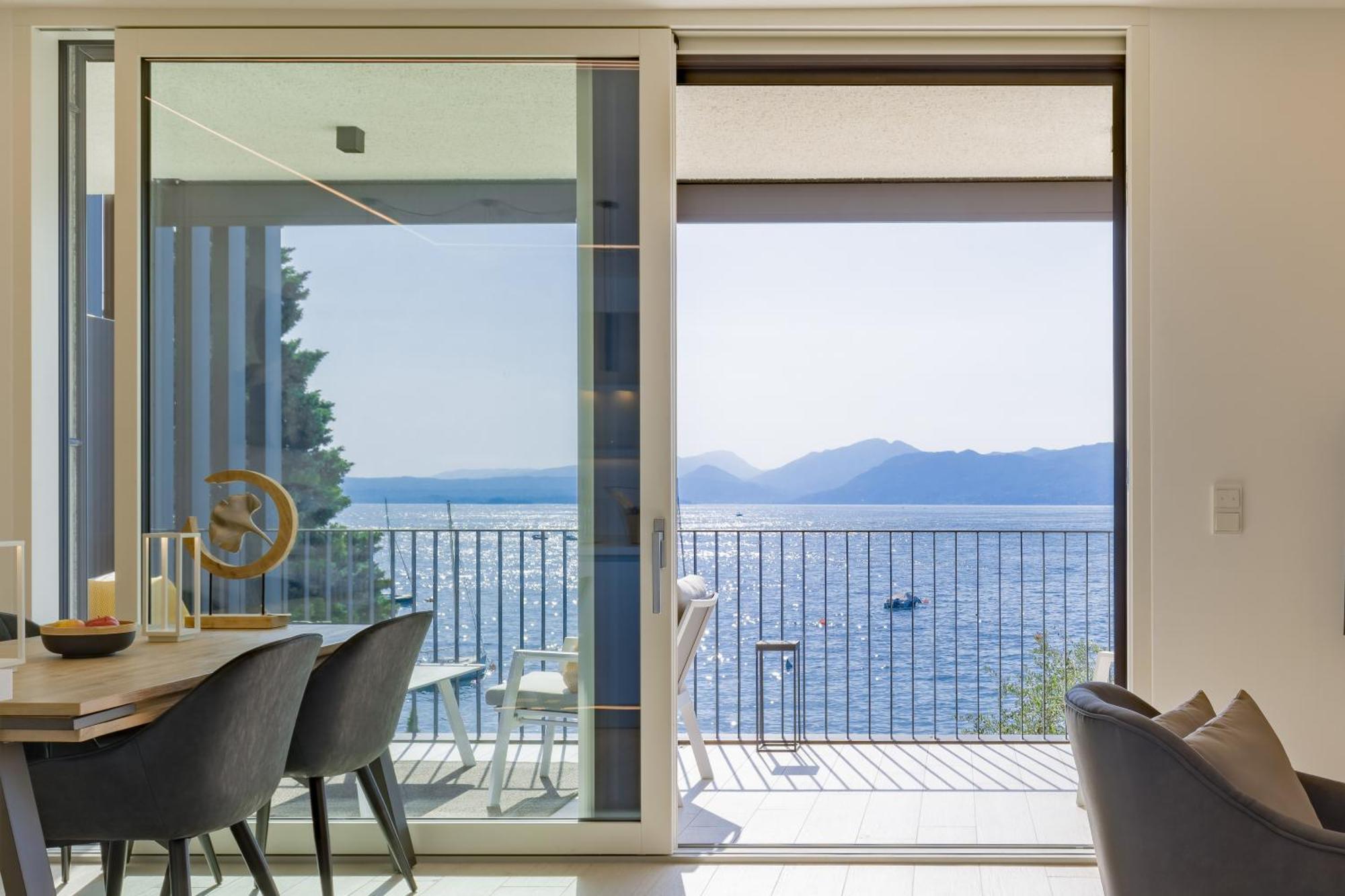 Salvatorehomes - Luxurious Dreamview Waterfront Apartment In Torri Del Benaco With Pool - Casa Azura - A 5 Star Luxury Collection At Lake Garda Eksteriør bilde