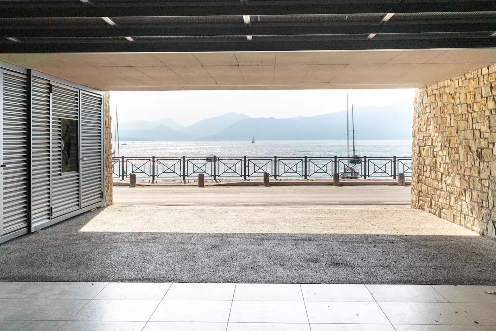 Salvatorehomes - Luxurious Dreamview Waterfront Apartment In Torri Del Benaco With Pool - Casa Azura - A 5 Star Luxury Collection At Lake Garda Eksteriør bilde