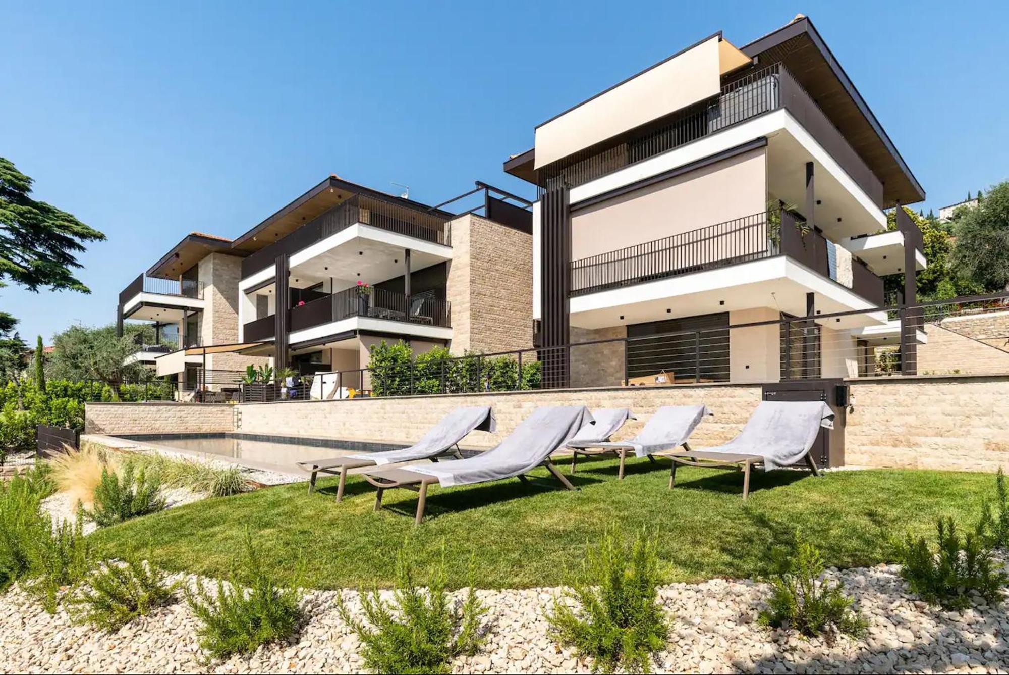 Salvatorehomes - Luxurious Dreamview Waterfront Apartment In Torri Del Benaco With Pool - Casa Azura - A 5 Star Luxury Collection At Lake Garda Eksteriør bilde