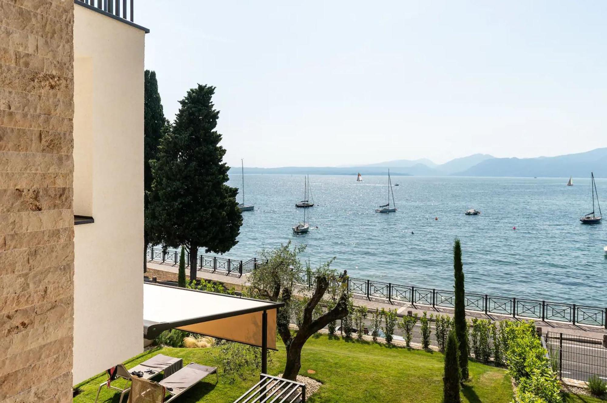 Salvatorehomes - Luxurious Dreamview Waterfront Apartment In Torri Del Benaco With Pool - Casa Azura - A 5 Star Luxury Collection At Lake Garda Eksteriør bilde