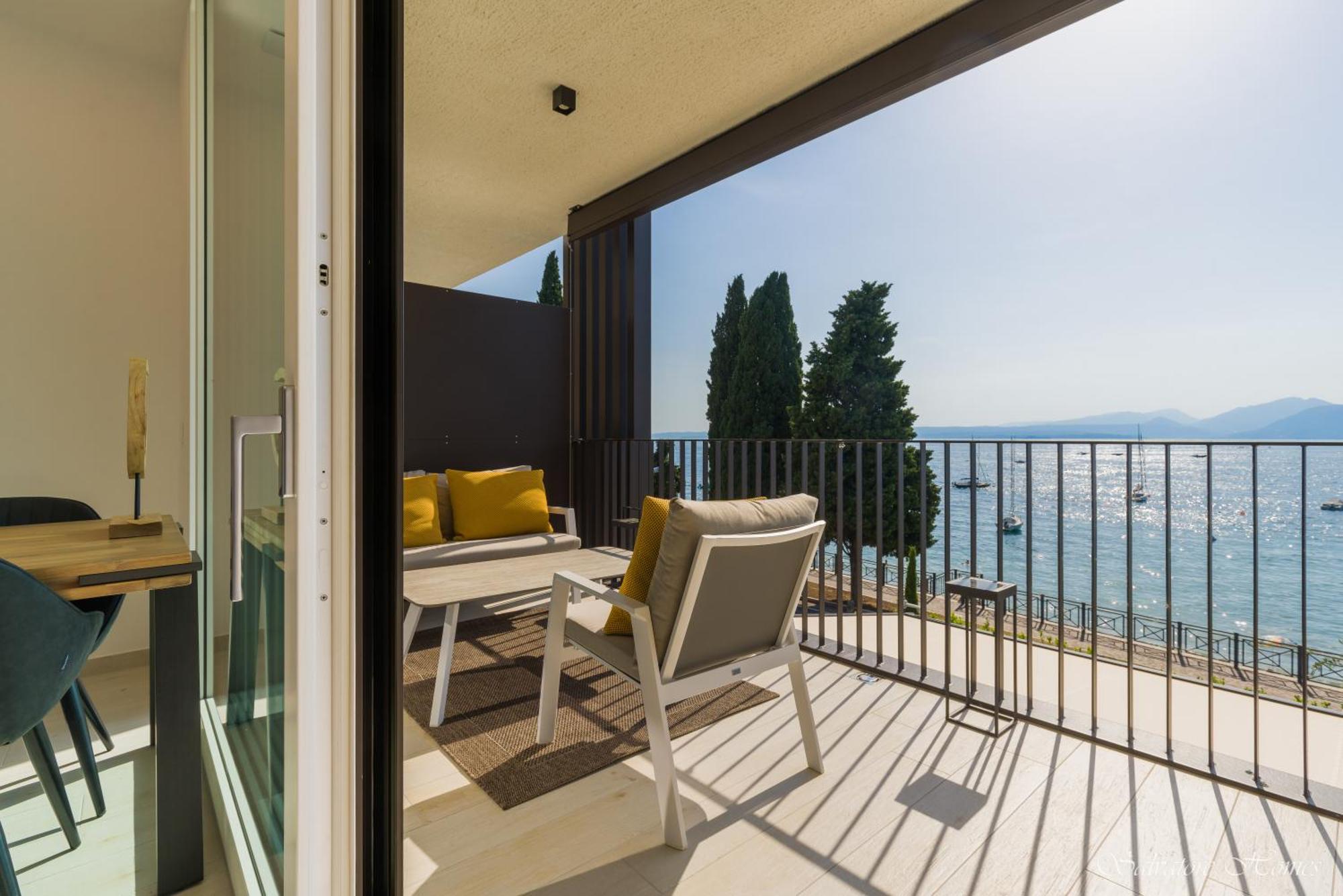 Salvatorehomes - Luxurious Dreamview Waterfront Apartment In Torri Del Benaco With Pool - Casa Azura - A 5 Star Luxury Collection At Lake Garda Eksteriør bilde