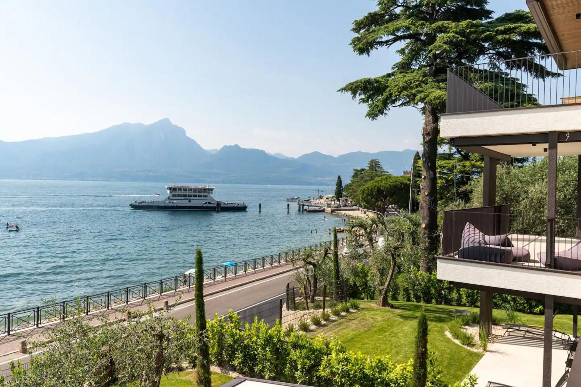 Salvatorehomes - Luxurious Dreamview Waterfront Apartment In Torri Del Benaco With Pool - Casa Azura - A 5 Star Luxury Collection At Lake Garda Eksteriør bilde
