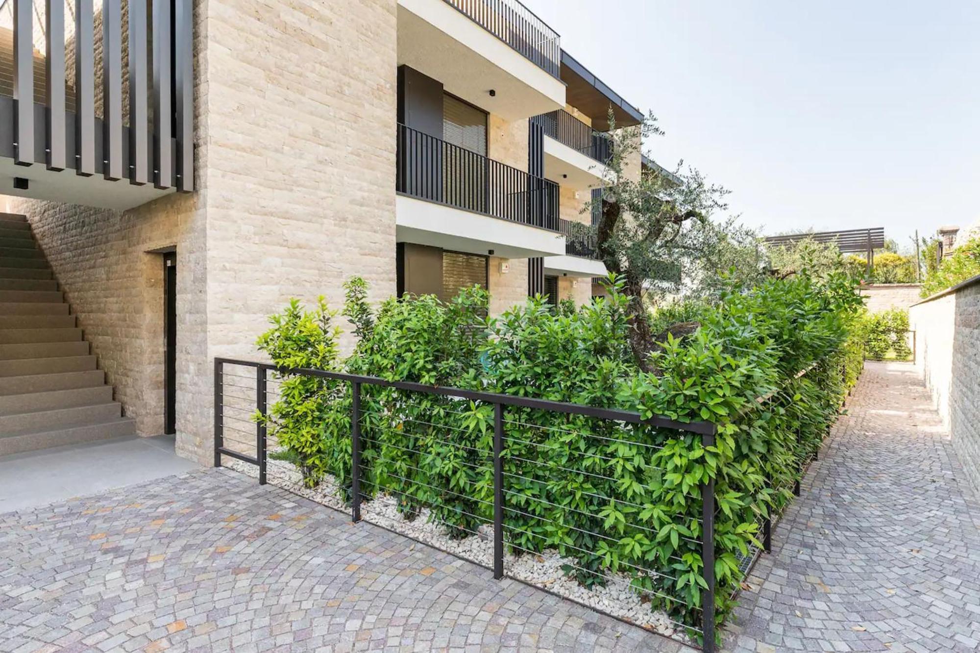 Salvatorehomes - Luxurious Dreamview Waterfront Apartment In Torri Del Benaco With Pool - Casa Azura - A 5 Star Luxury Collection At Lake Garda Eksteriør bilde
