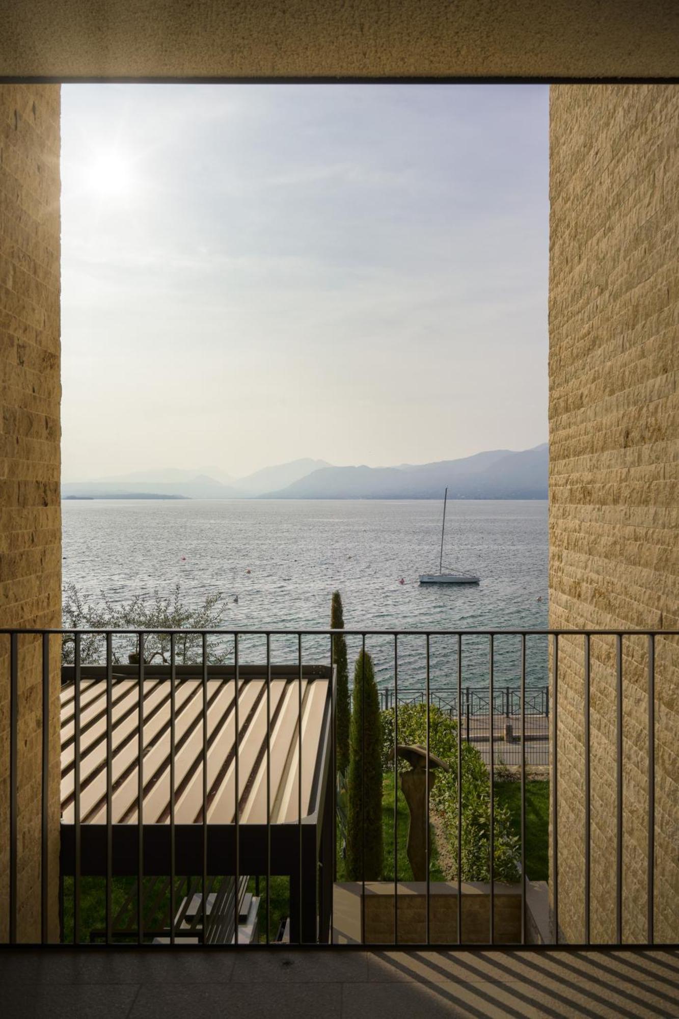 Salvatorehomes - Luxurious Dreamview Waterfront Apartment In Torri Del Benaco With Pool - Casa Azura - A 5 Star Luxury Collection At Lake Garda Eksteriør bilde