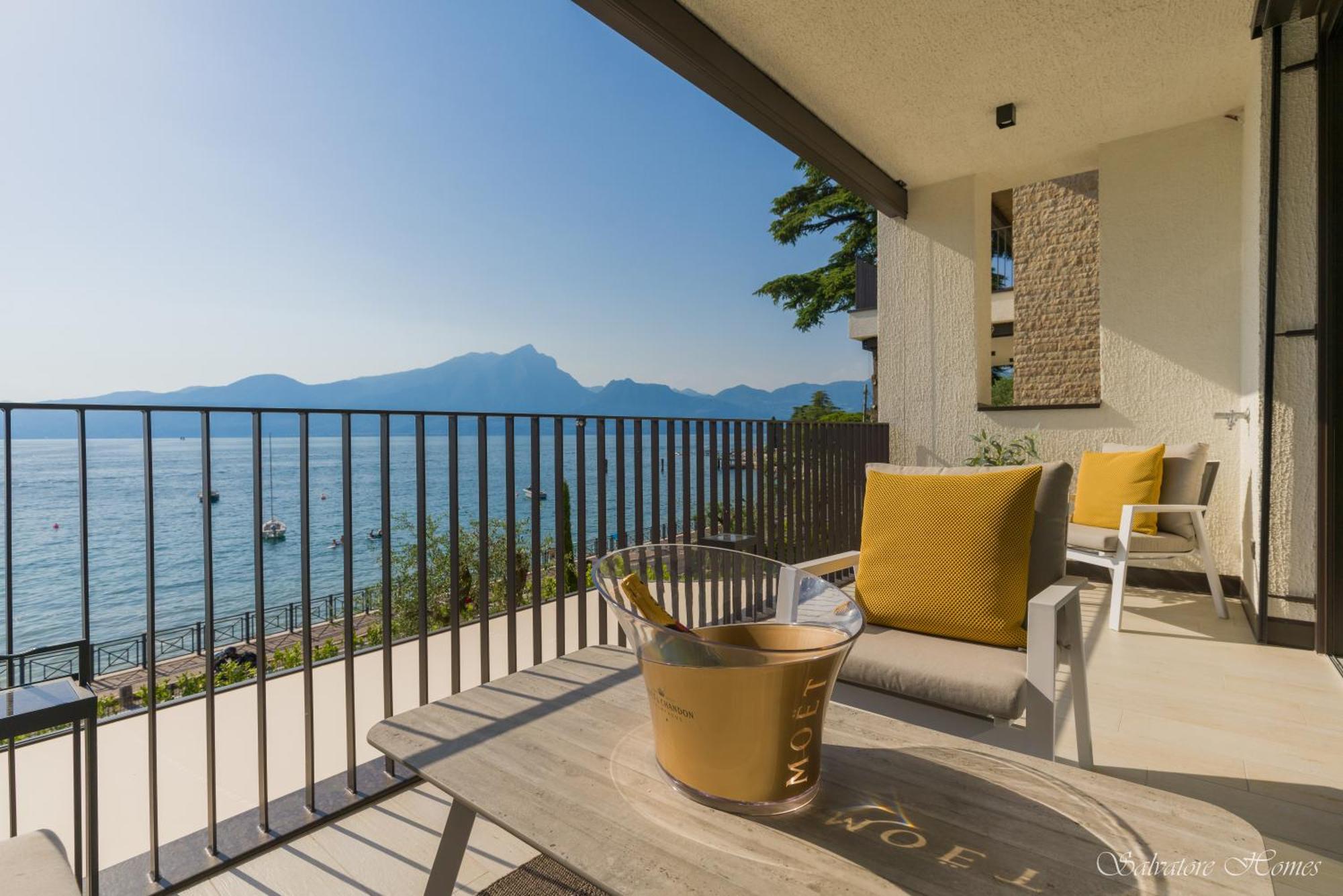 Salvatorehomes - Luxurious Dreamview Waterfront Apartment In Torri Del Benaco With Pool - Casa Azura - A 5 Star Luxury Collection At Lake Garda Eksteriør bilde