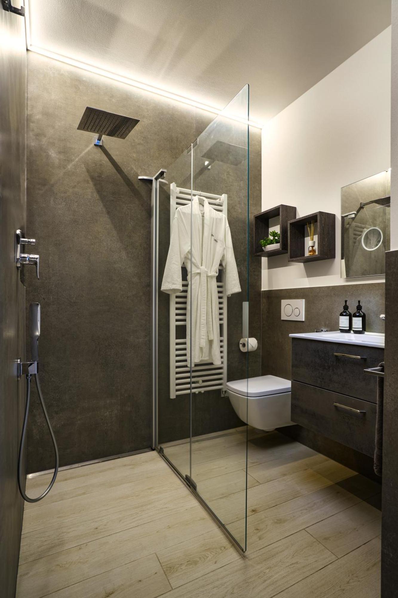 Salvatorehomes - Luxurious Dreamview Waterfront Apartment In Torri Del Benaco With Pool - Casa Azura - A 5 Star Luxury Collection At Lake Garda Eksteriør bilde