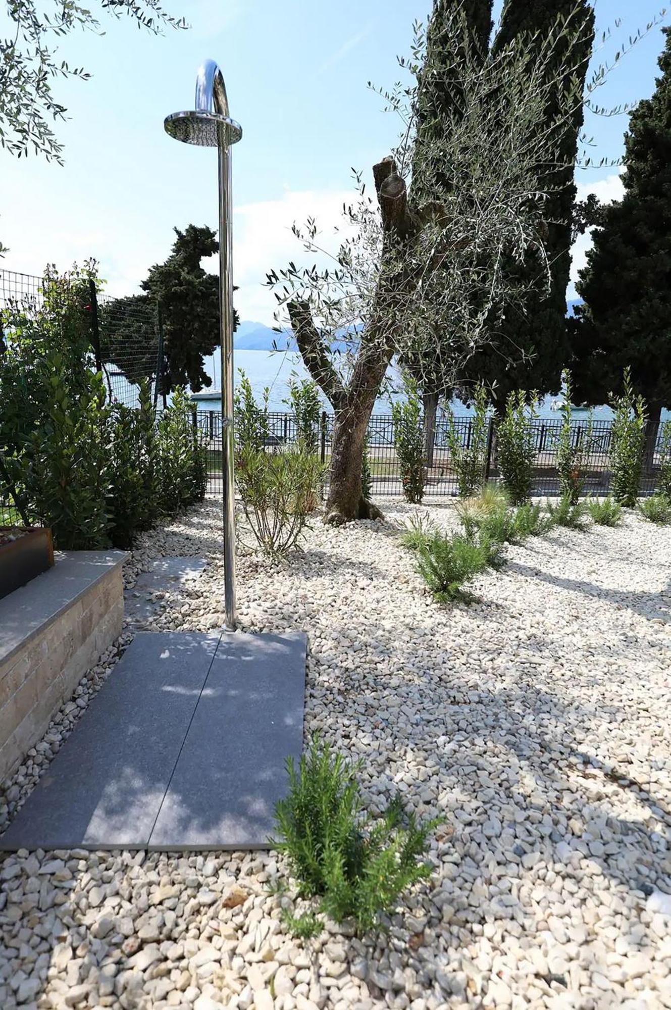 Salvatorehomes - Luxurious Dreamview Waterfront Apartment In Torri Del Benaco With Pool - Casa Azura - A 5 Star Luxury Collection At Lake Garda Eksteriør bilde