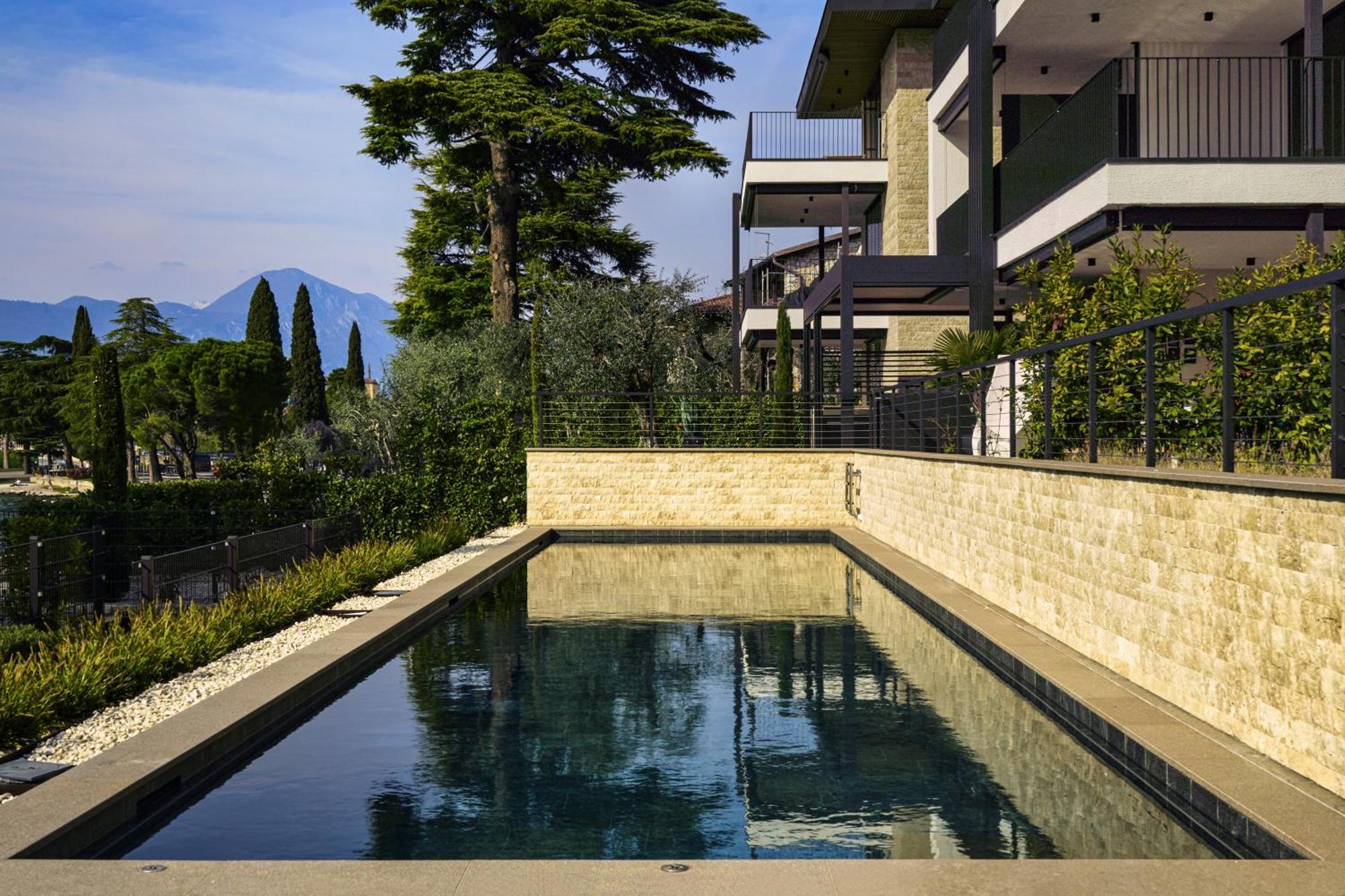 Salvatorehomes - Luxurious Dreamview Waterfront Apartment In Torri Del Benaco With Pool - Casa Azura - A 5 Star Luxury Collection At Lake Garda Eksteriør bilde