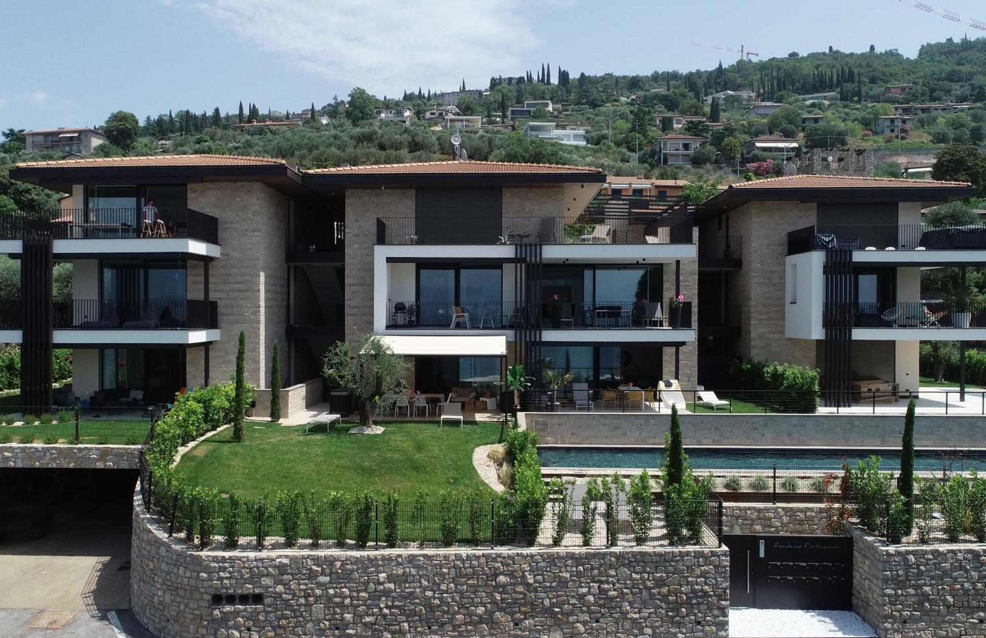 Salvatorehomes - Luxurious Dreamview Waterfront Apartment In Torri Del Benaco With Pool - Casa Azura - A 5 Star Luxury Collection At Lake Garda Eksteriør bilde