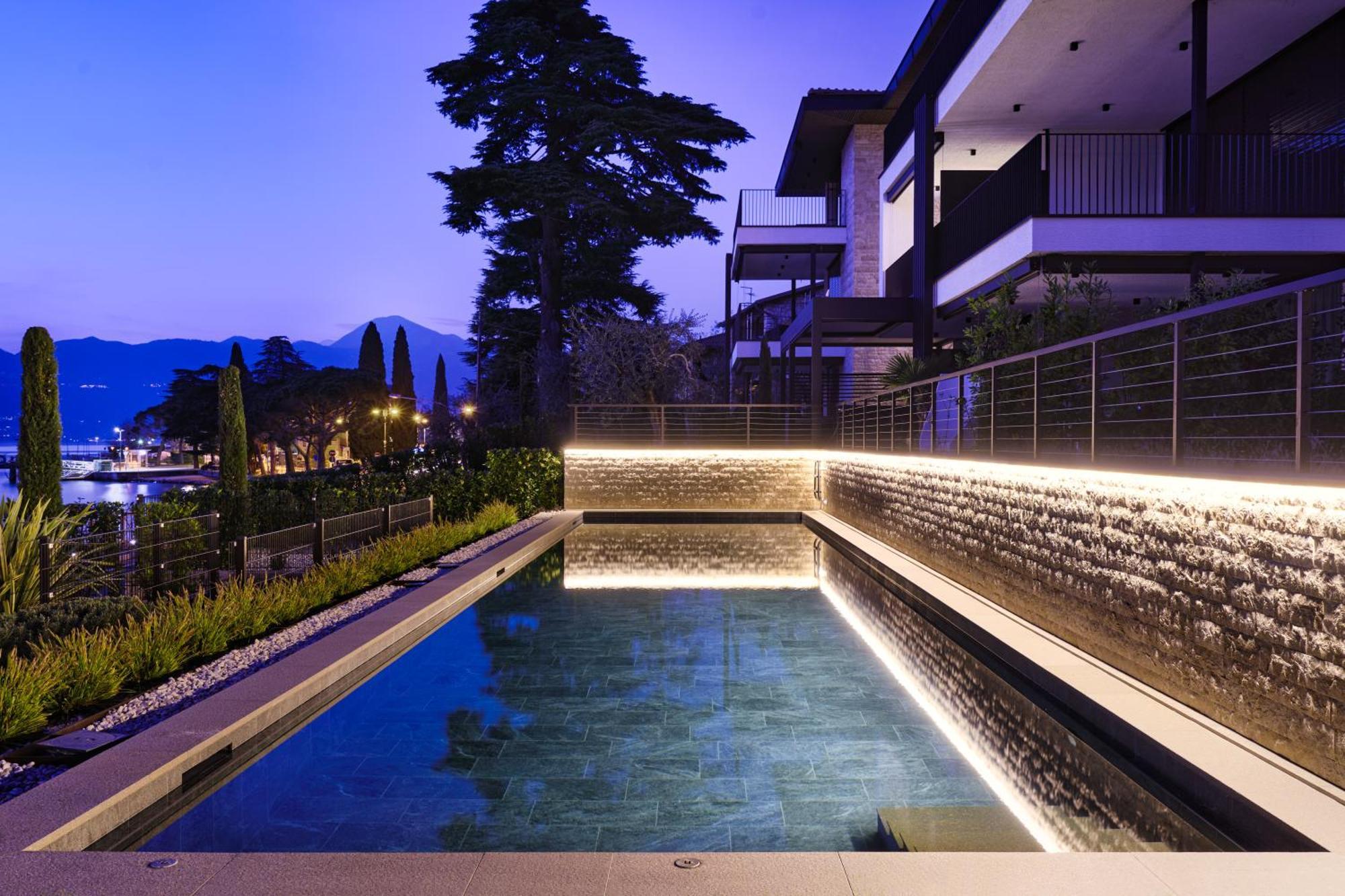 Salvatorehomes - Luxurious Dreamview Waterfront Apartment In Torri Del Benaco With Pool - Casa Azura - A 5 Star Luxury Collection At Lake Garda Eksteriør bilde