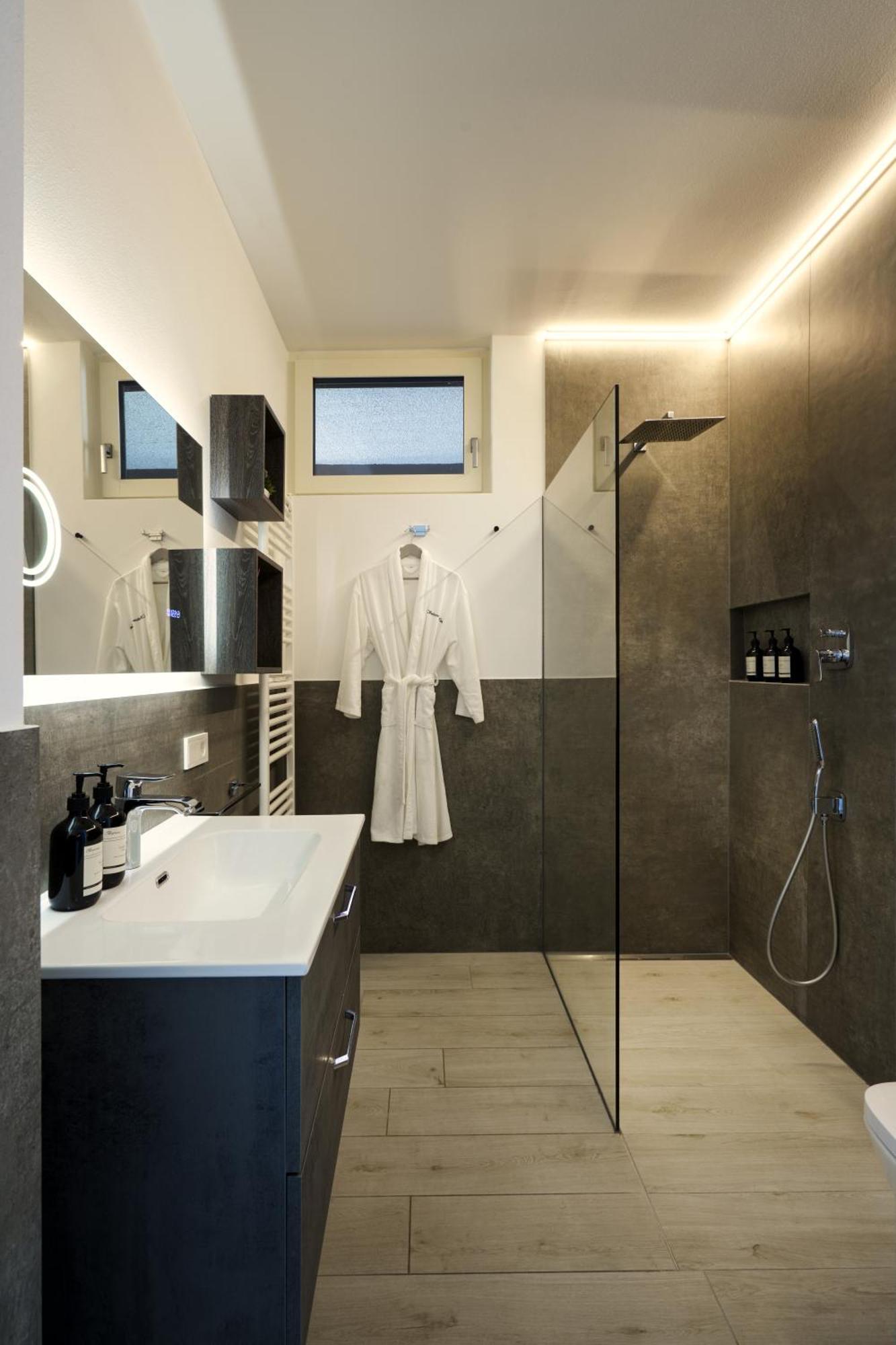 Salvatorehomes - Luxurious Dreamview Waterfront Apartment In Torri Del Benaco With Pool - Casa Azura - A 5 Star Luxury Collection At Lake Garda Eksteriør bilde
