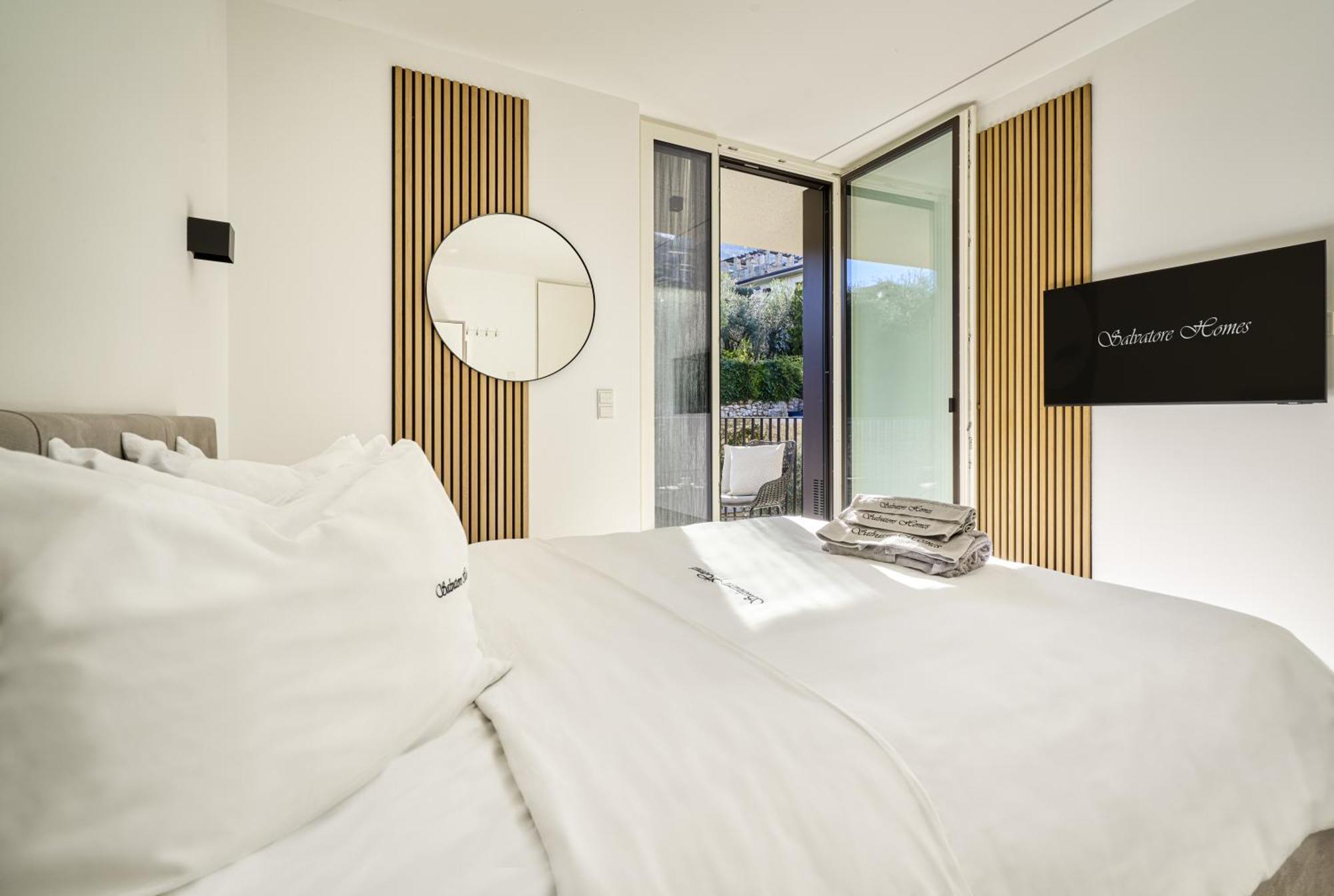 Salvatorehomes - Luxurious Dreamview Waterfront Apartment In Torri Del Benaco With Pool - Casa Azura - A 5 Star Luxury Collection At Lake Garda Eksteriør bilde