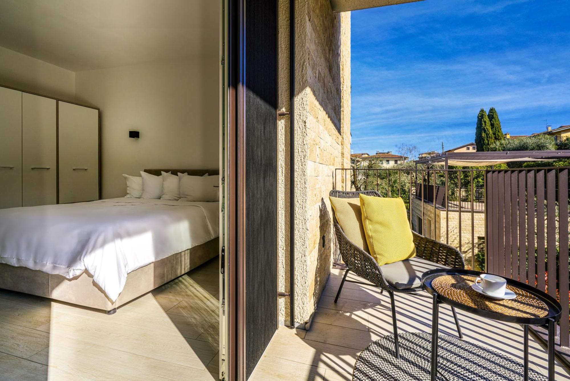 Salvatorehomes - Luxurious Dreamview Waterfront Apartment In Torri Del Benaco With Pool - Casa Azura - A 5 Star Luxury Collection At Lake Garda Eksteriør bilde