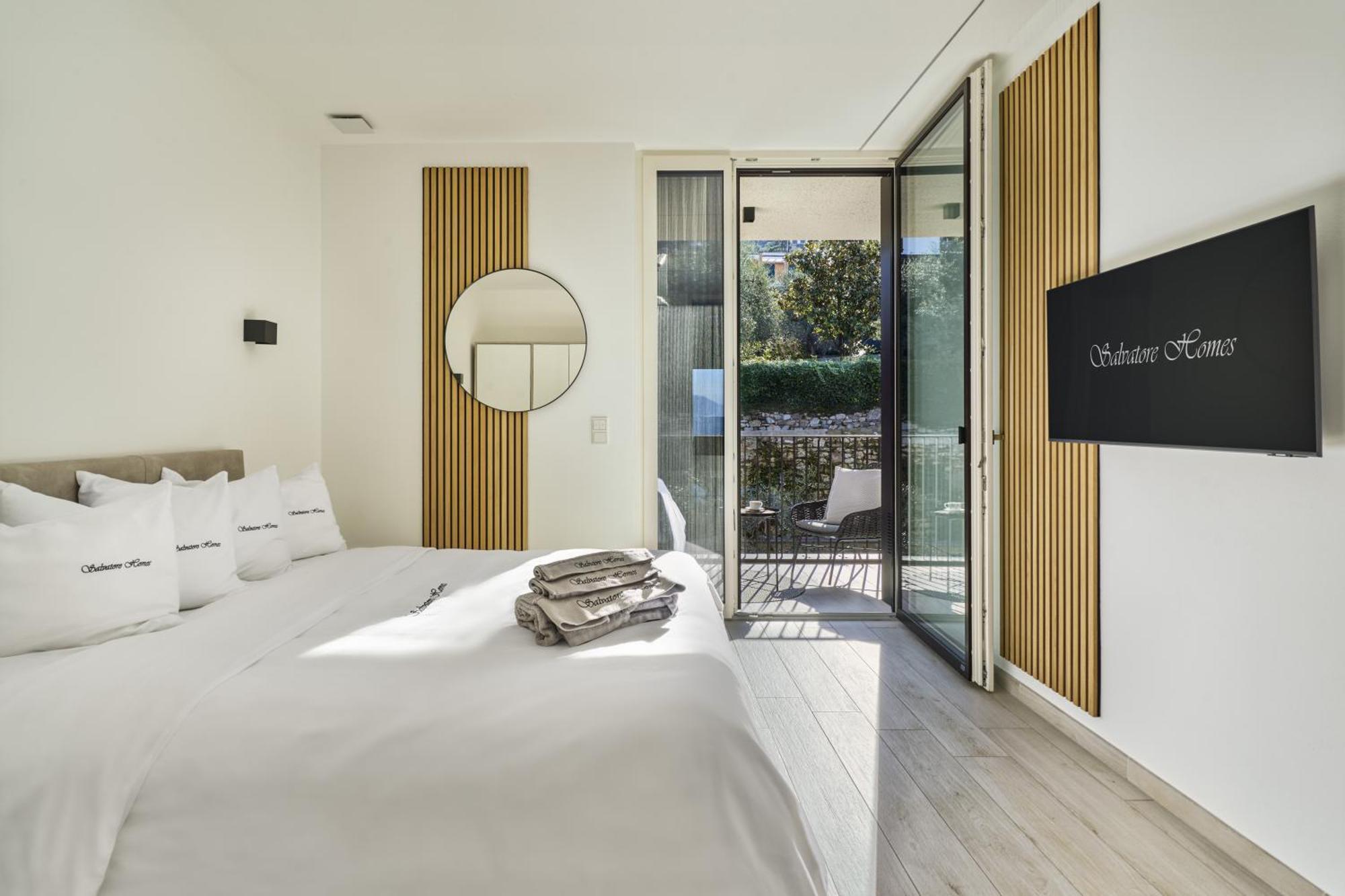 Salvatorehomes - Luxurious Dreamview Waterfront Apartment In Torri Del Benaco With Pool - Casa Azura - A 5 Star Luxury Collection At Lake Garda Eksteriør bilde
