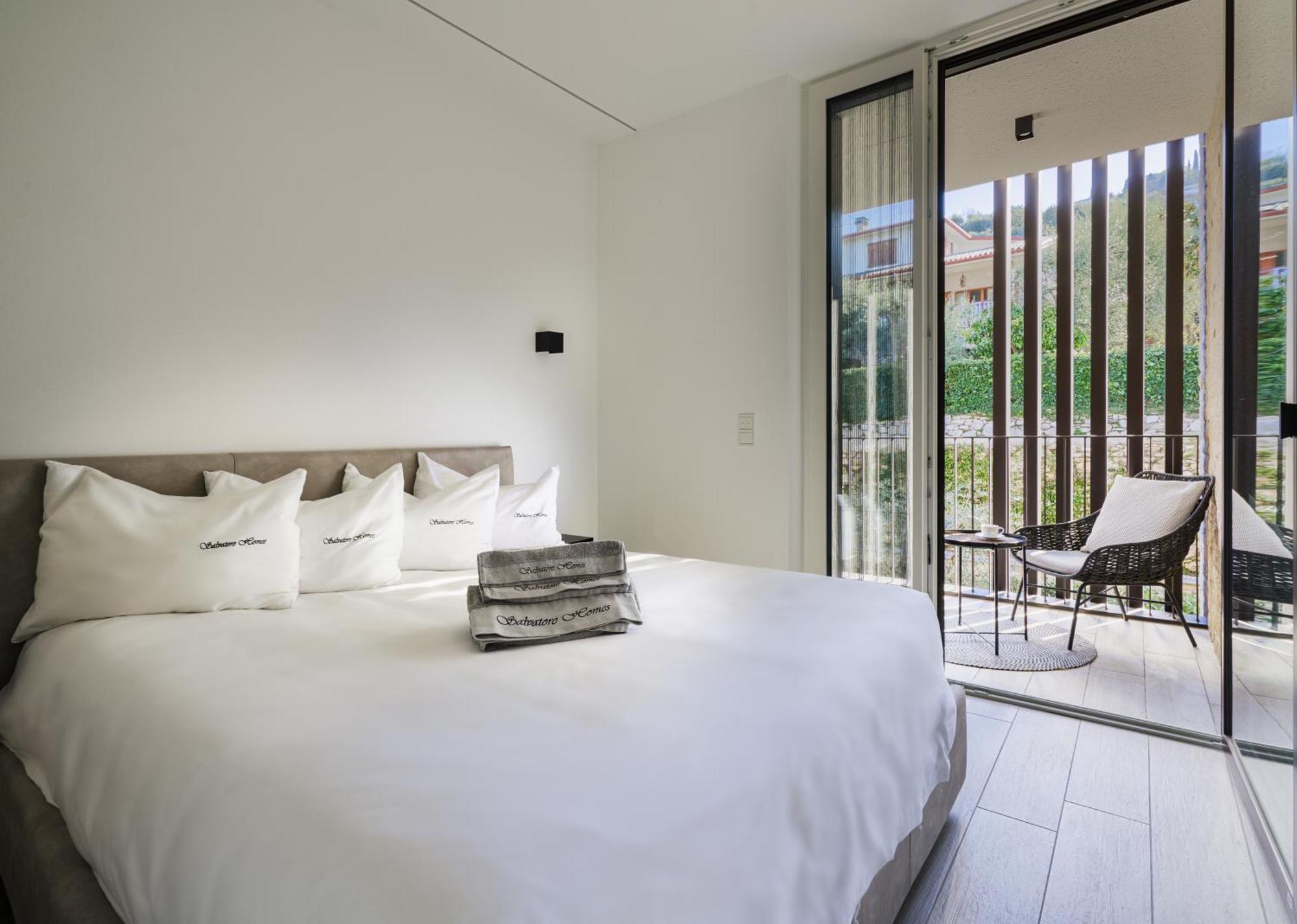 Salvatorehomes - Luxurious Dreamview Waterfront Apartment In Torri Del Benaco With Pool - Casa Azura - A 5 Star Luxury Collection At Lake Garda Eksteriør bilde