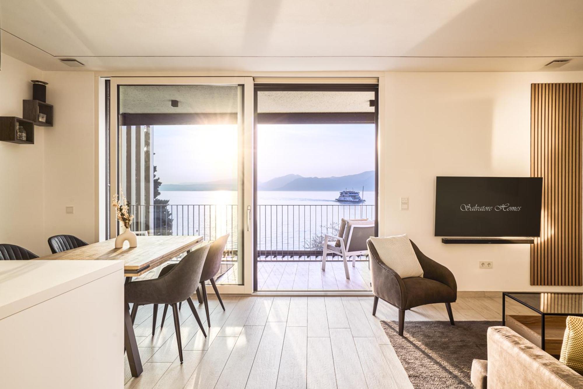Salvatorehomes - Luxurious Dreamview Waterfront Apartment In Torri Del Benaco With Pool - Casa Azura - A 5 Star Luxury Collection At Lake Garda Eksteriør bilde