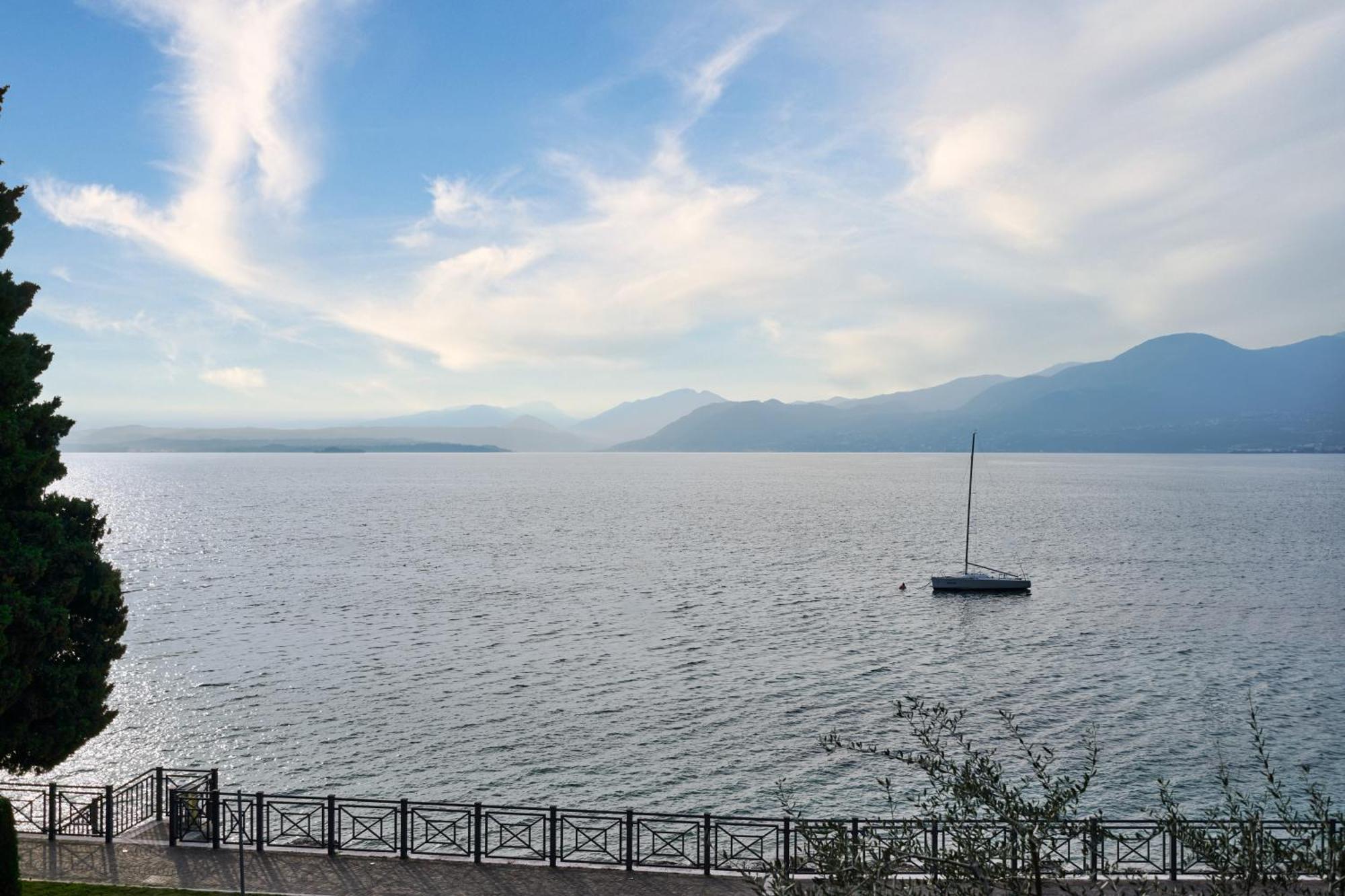 Salvatorehomes - Luxurious Dreamview Waterfront Apartment In Torri Del Benaco With Pool - Casa Azura - A 5 Star Luxury Collection At Lake Garda Eksteriør bilde
