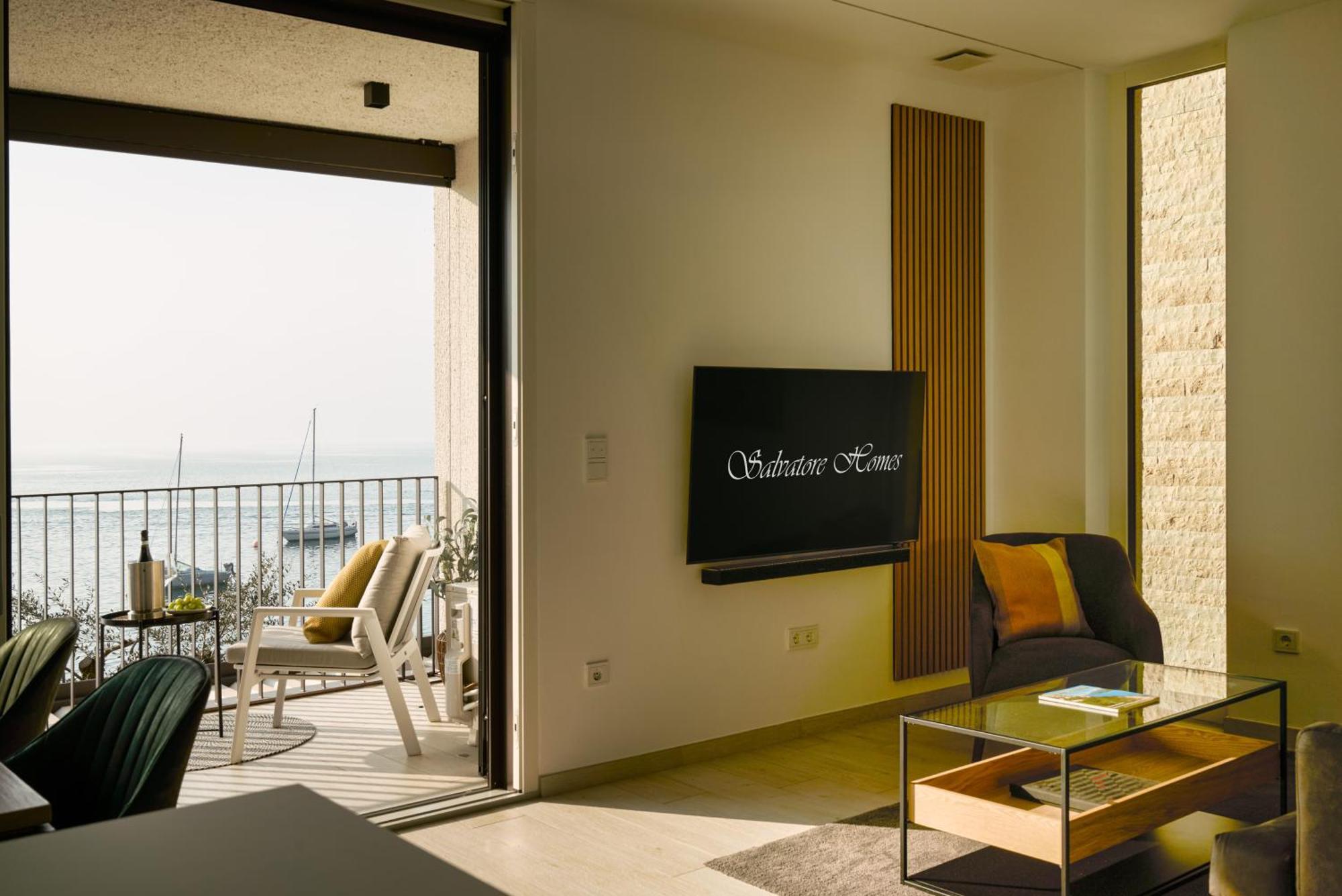 Salvatorehomes - Luxurious Dreamview Waterfront Apartment In Torri Del Benaco With Pool - Casa Azura - A 5 Star Luxury Collection At Lake Garda Eksteriør bilde