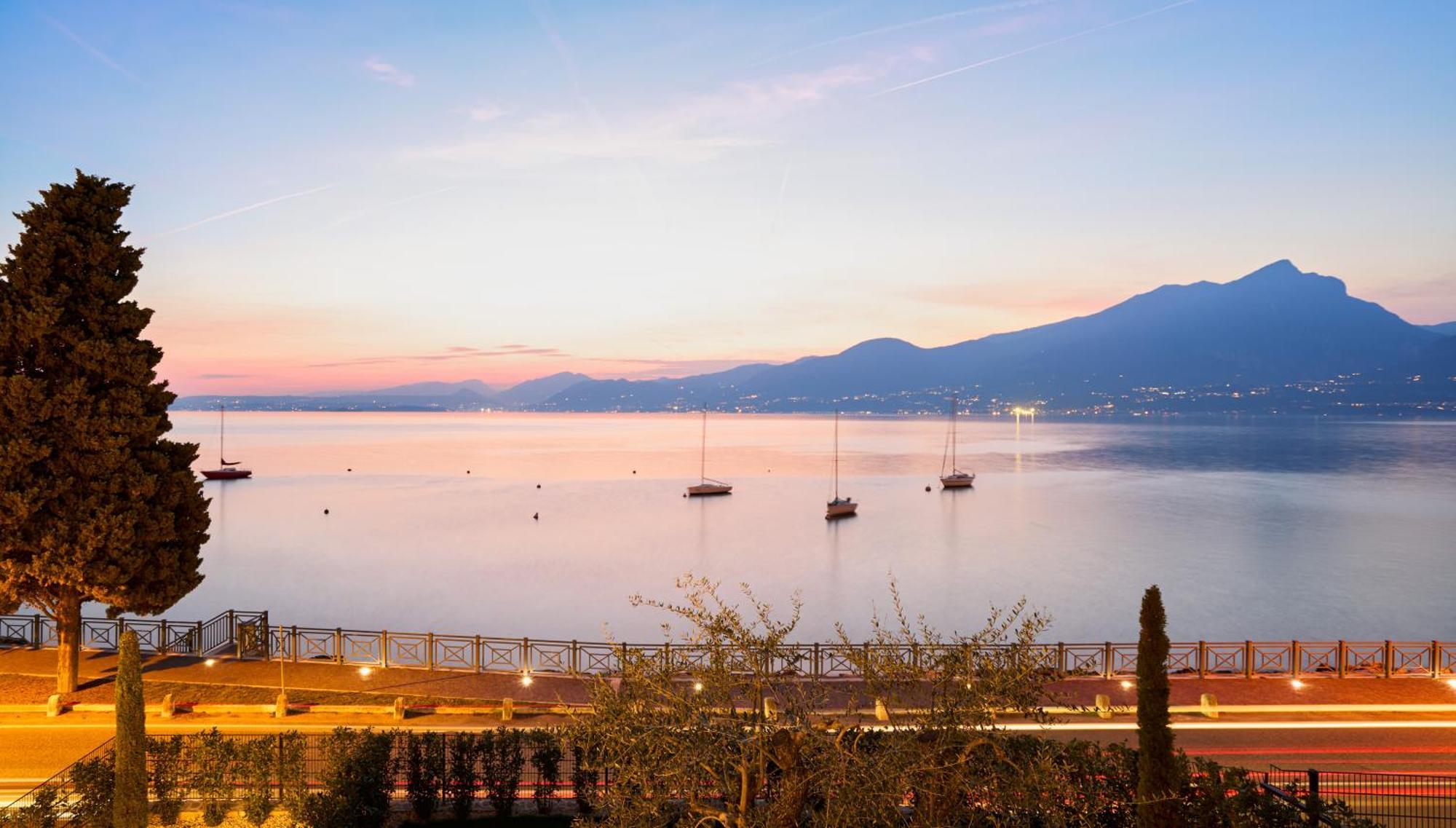 Salvatorehomes - Luxurious Dreamview Waterfront Apartment In Torri Del Benaco With Pool - Casa Azura - A 5 Star Luxury Collection At Lake Garda Eksteriør bilde
