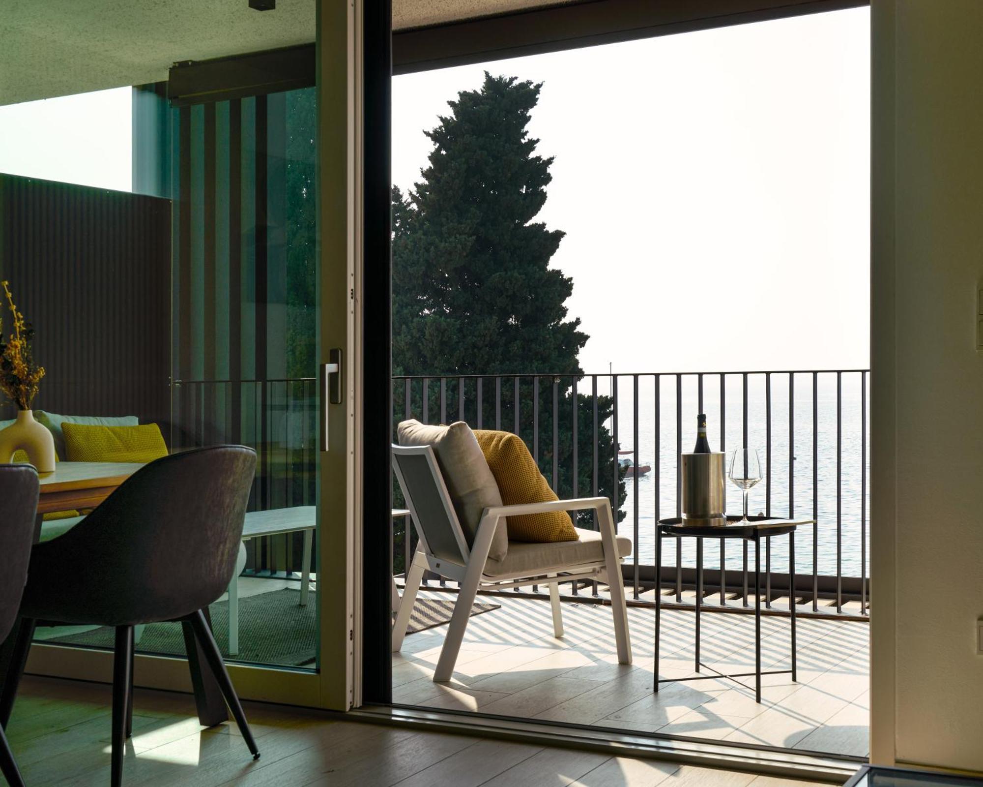 Salvatorehomes - Luxurious Dreamview Waterfront Apartment In Torri Del Benaco With Pool - Casa Azura - A 5 Star Luxury Collection At Lake Garda Eksteriør bilde