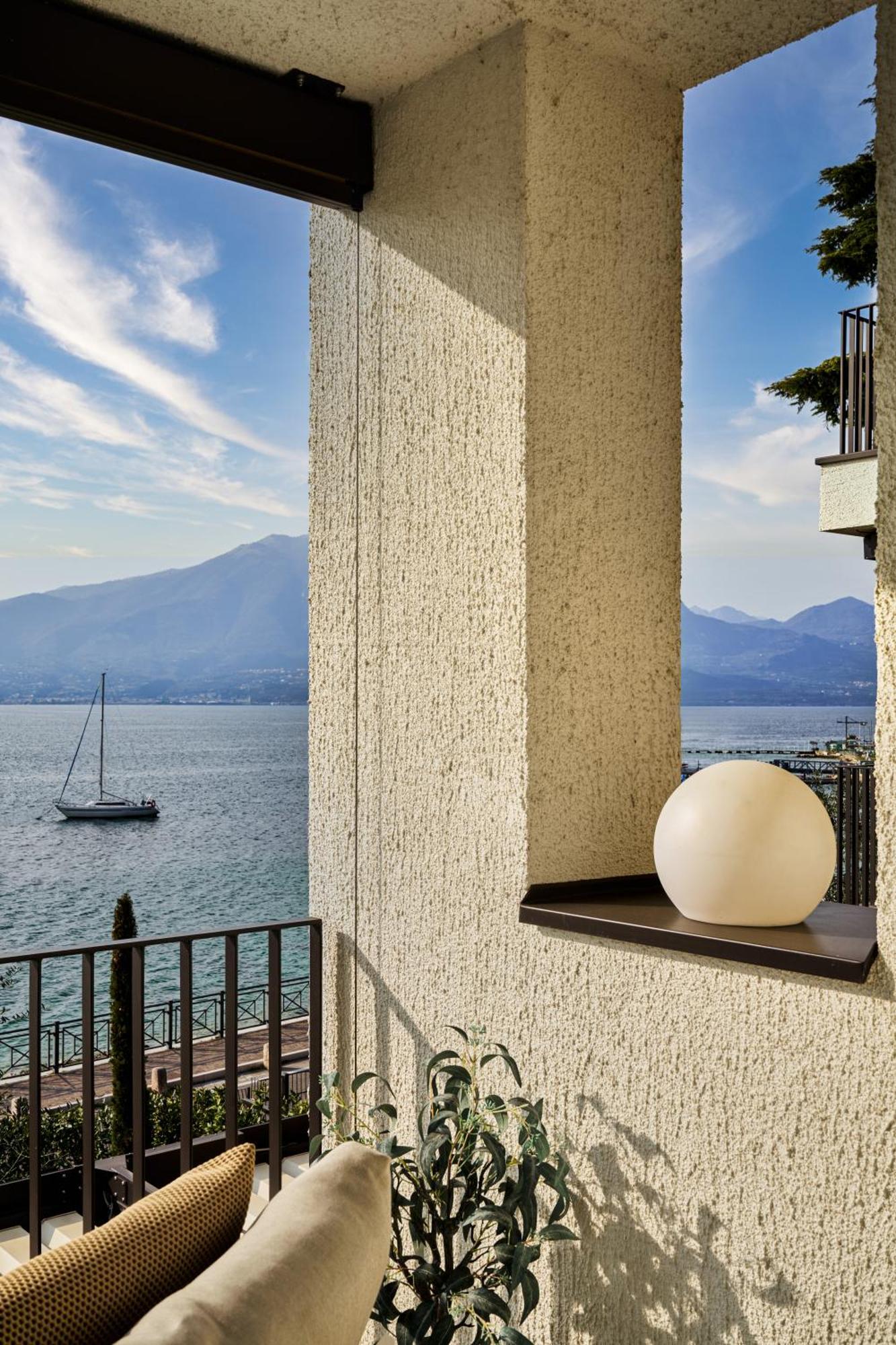 Salvatorehomes - Luxurious Dreamview Waterfront Apartment In Torri Del Benaco With Pool - Casa Azura - A 5 Star Luxury Collection At Lake Garda Eksteriør bilde