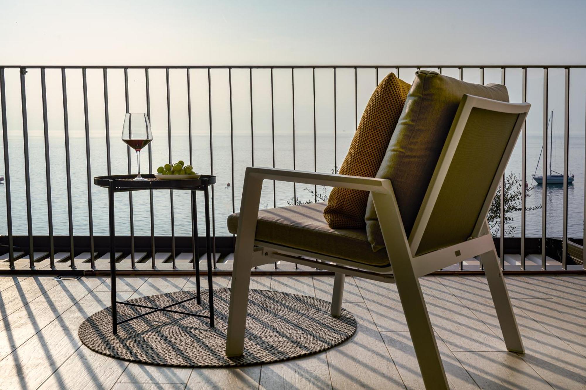 Salvatorehomes - Luxurious Dreamview Waterfront Apartment In Torri Del Benaco With Pool - Casa Azura - A 5 Star Luxury Collection At Lake Garda Eksteriør bilde